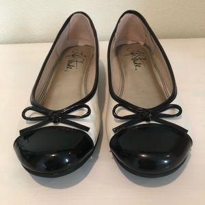 Life Stride Black and Cream Flats